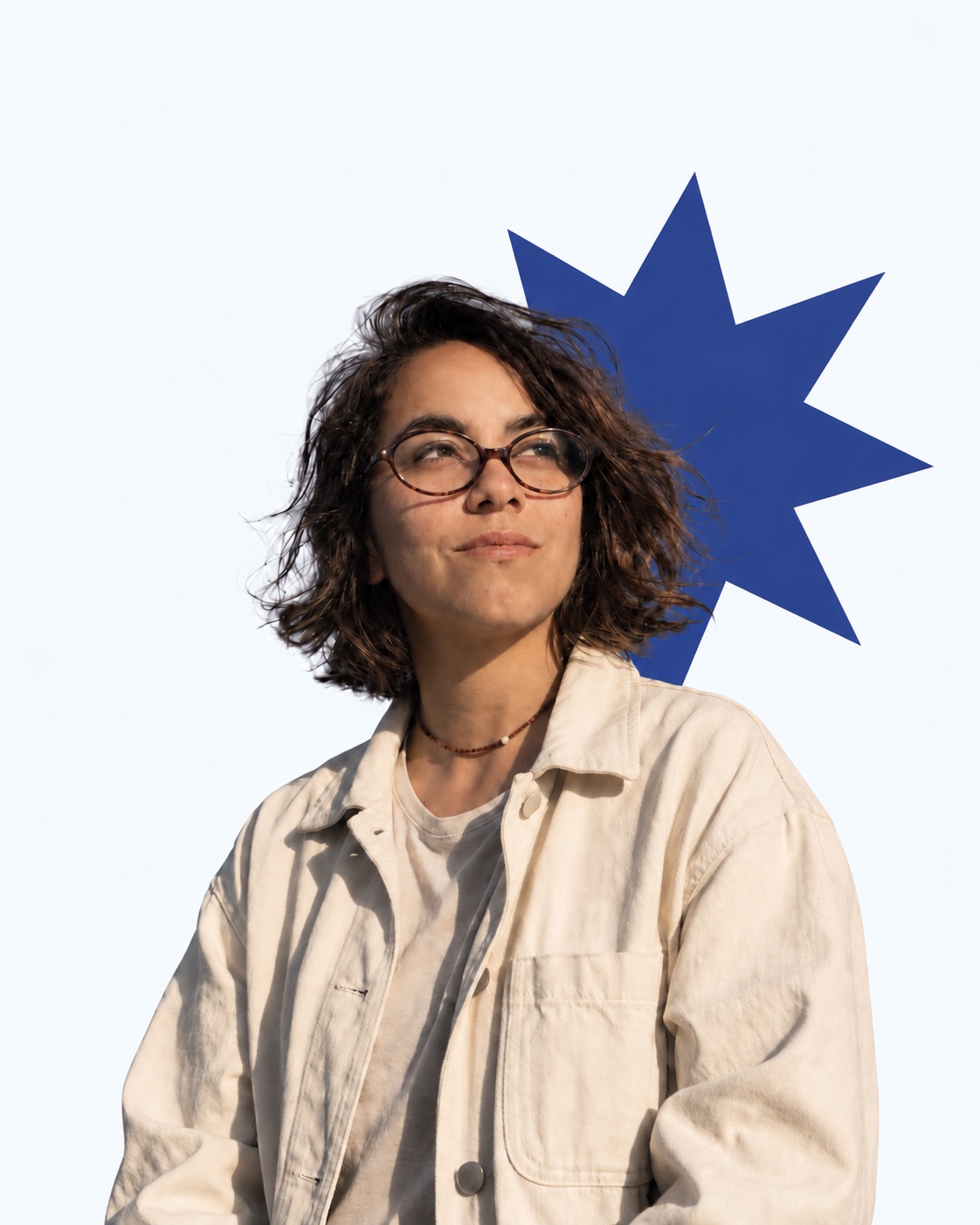 Retrato da Nat, de óculos e jaqueta clara, com uma estrela azul ao fundo.